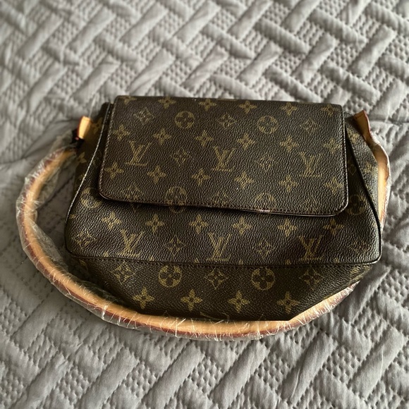 ✨❗️Beautiful Vintage Louis Vuitton Shoulder Bag✨❗️ - Picture 4 of 8